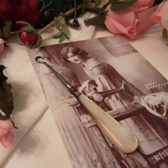 LUND, ANTIQUE 1900'S MOTHER OF PEARL VICTORIAN BUTTONHOOK - Picture 3 of 13
